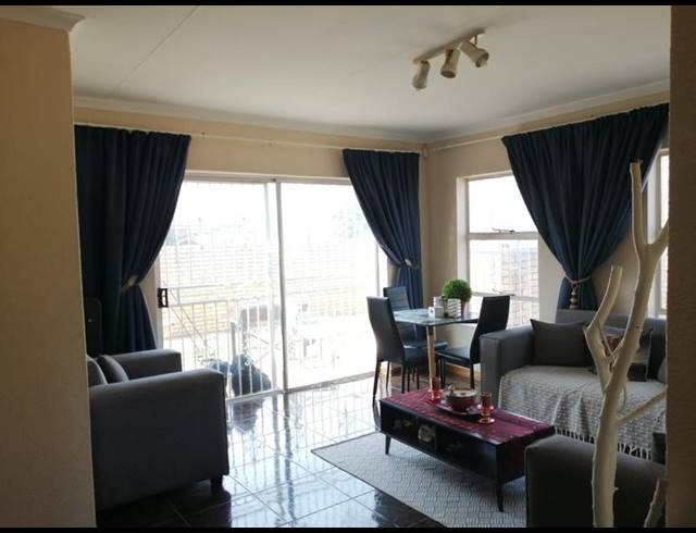 6 BEDROOM TOWNHOUSE FOR SALE IN SELCOURT